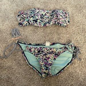 Cute two piece swimsuit with flounce top.